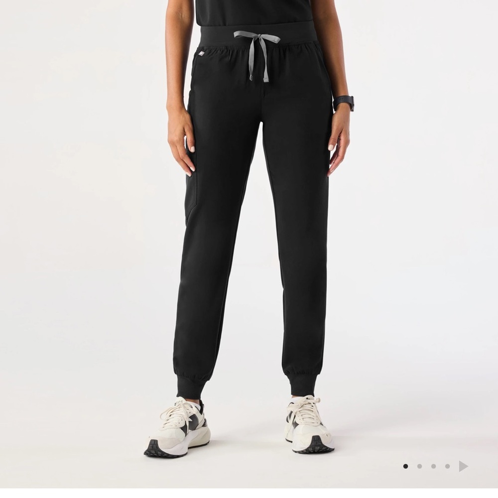 FIGS Women’s Zamora Jogger 2.0 Scrub Pants - Picture 2 of 3